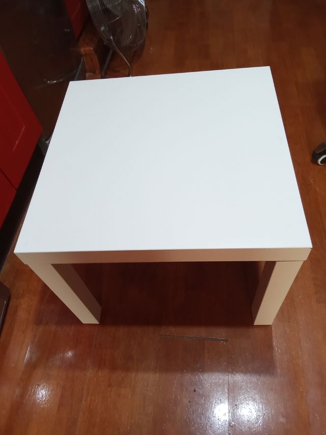 Mesita blanca de madera