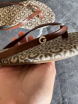 Sandalias Guess beige y marrón 36