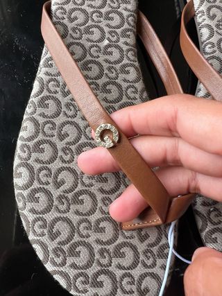 Sandalias Guess beige y marrón 36