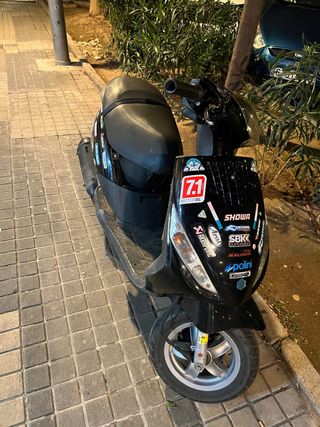 Piaggio Zip: Moto scooter negra