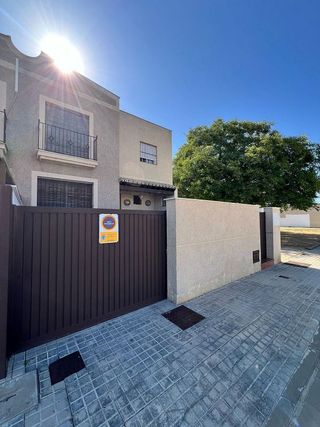 Casa adosada en venta en Lebrija