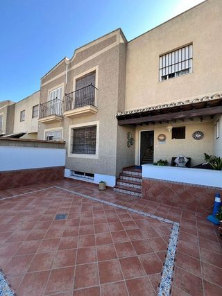 Casa adosada en venta en Lebrija