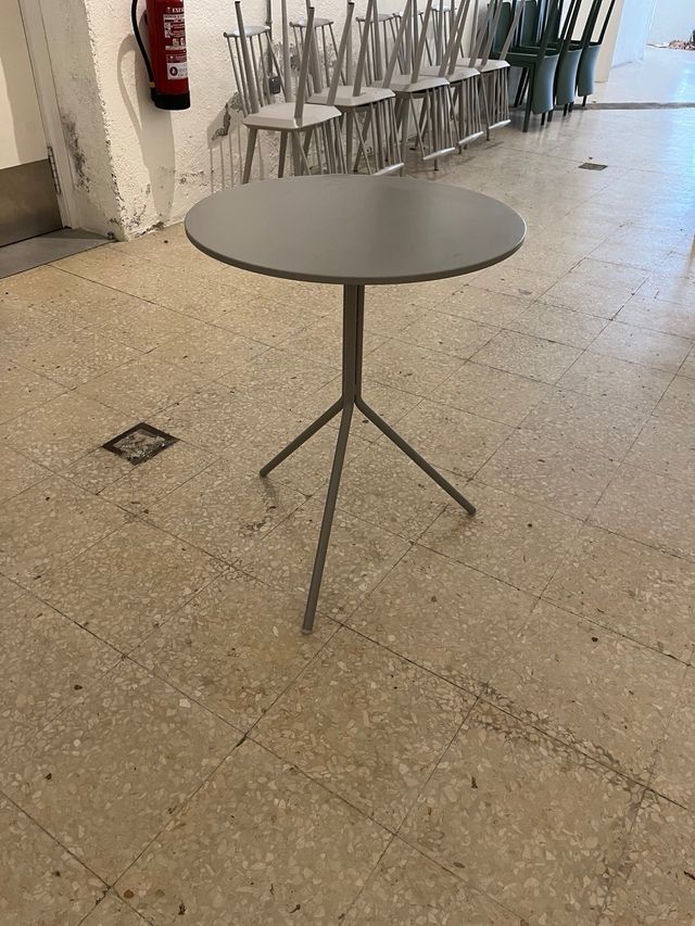 3 tavoli in metallo grigio di Pedrali