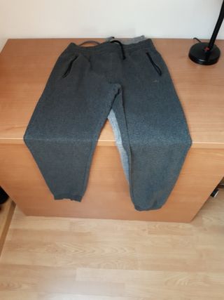 Pantalones chándal gris y negro
