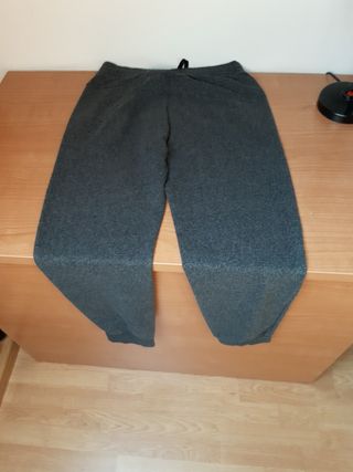Pantalones chándal gris y negro