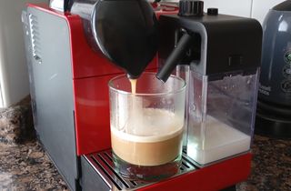 Cafetera Nespresso DeLonghi roja