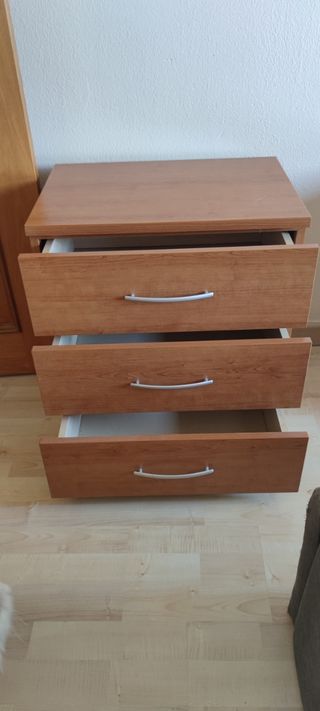 2 Mesitas noche con 3 cajones de buena madera.