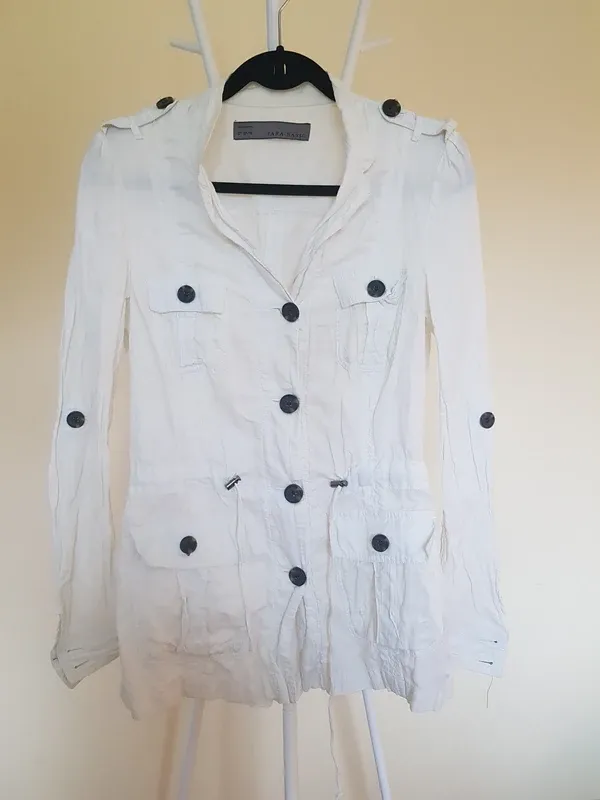 Cazadora Zara blanca estilo safari