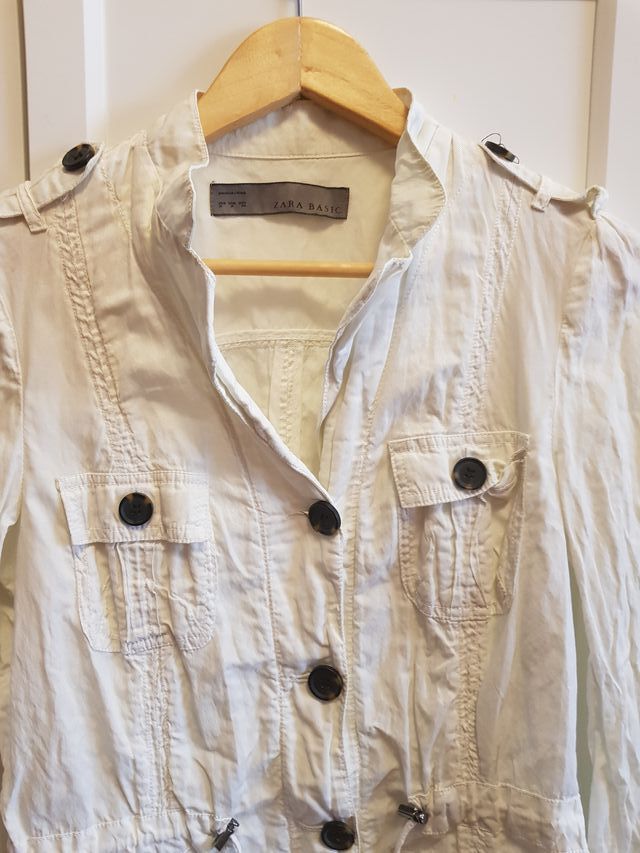 Cazadora Zara blanca estilo safari