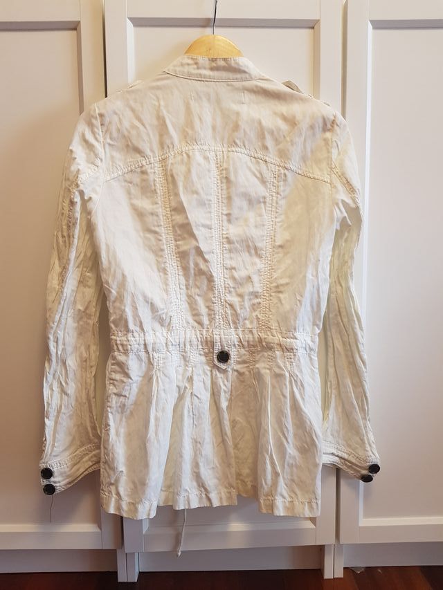 Cazadora Zara blanca estilo safari