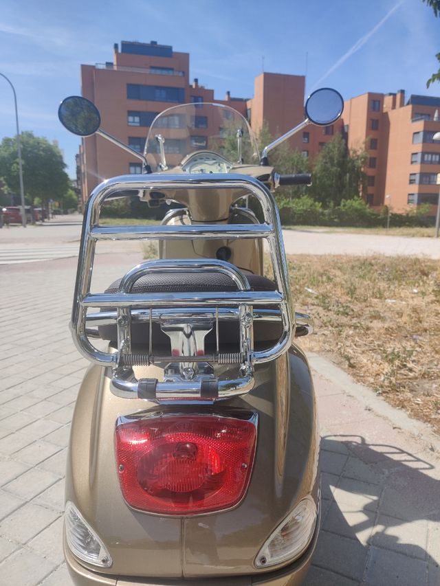 Vespa LX Touring: Scooter clásico