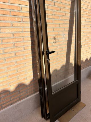 Puerta aluminio marrón con cristal