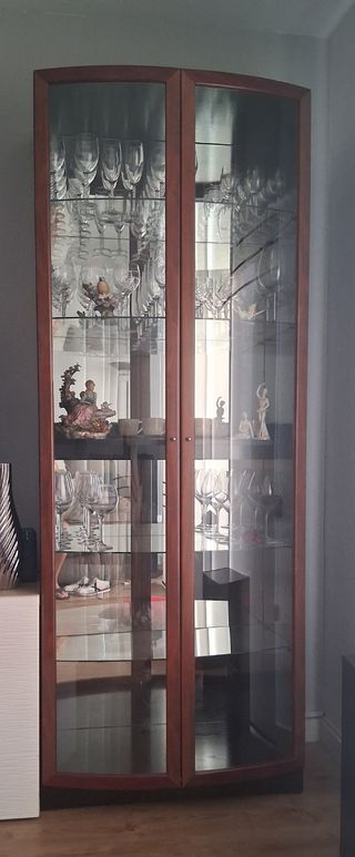 Vitrina madera-cristal color negro, puertas marron