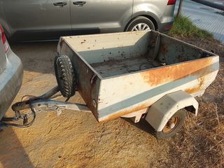Remolque pequeño antiguo
