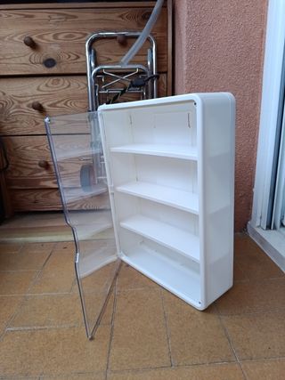 Vitrina de plástico blanca