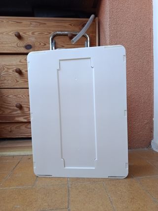 Vitrina de plástico blanca