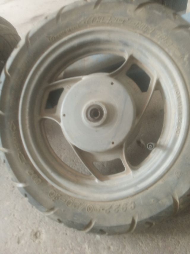 Llanta Yamaha Jog antigua