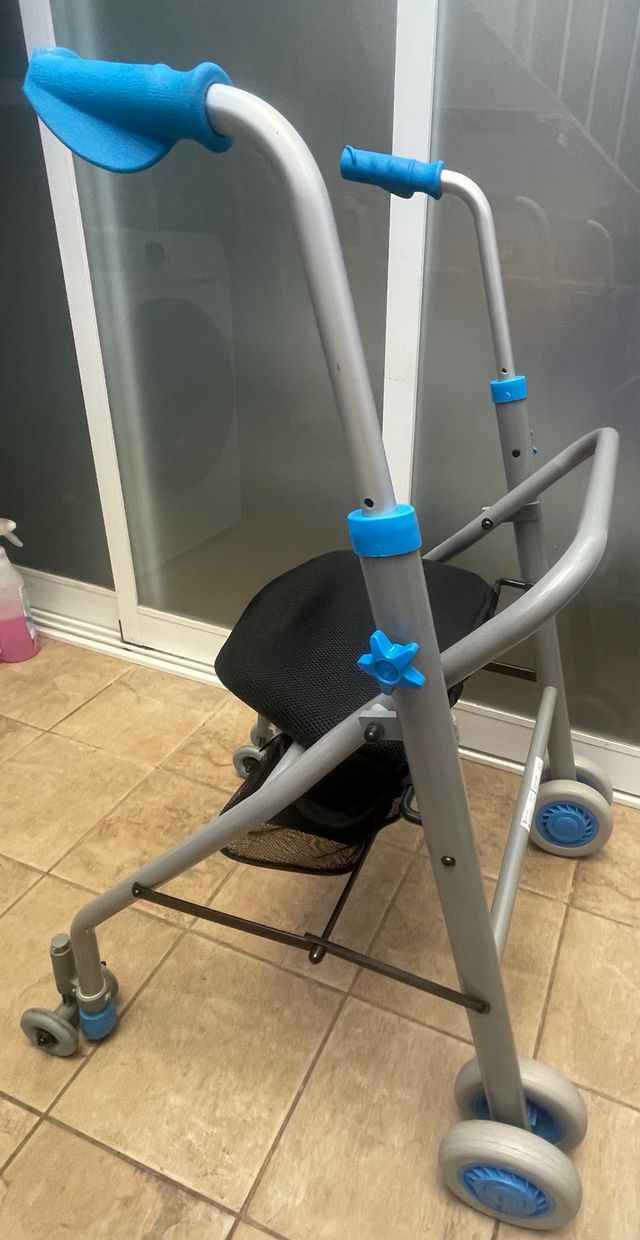 Andador con asiento plegable, no se ha usado casi