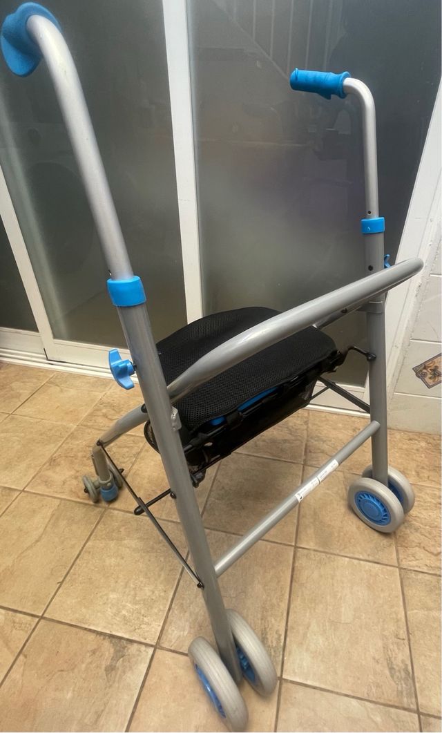 Andador con asiento plegable, no se ha usado casi