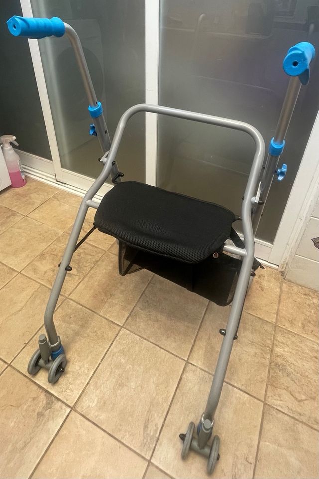 Andador con asiento plegable, no se ha usado casi