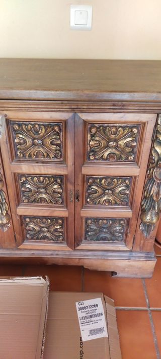 Aparador antiguo estilo colonial