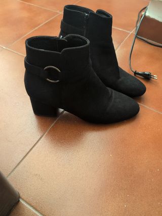 Botín negro mujer