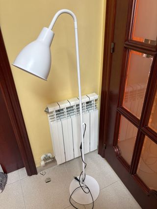 Lampara pie blanca metalica