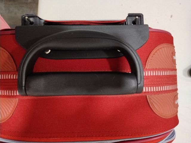 Maleta Gladiator roja - viaje. Roto el asa 