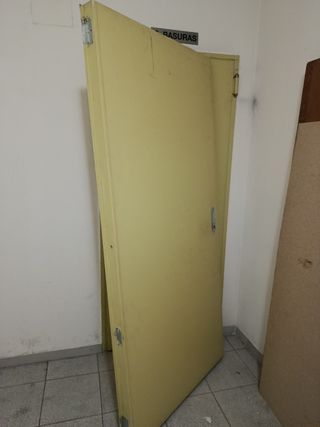 Puerta metálica antigua
