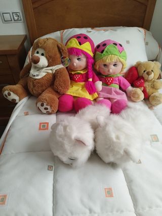 Peluches: Oso, muñecas y perritos