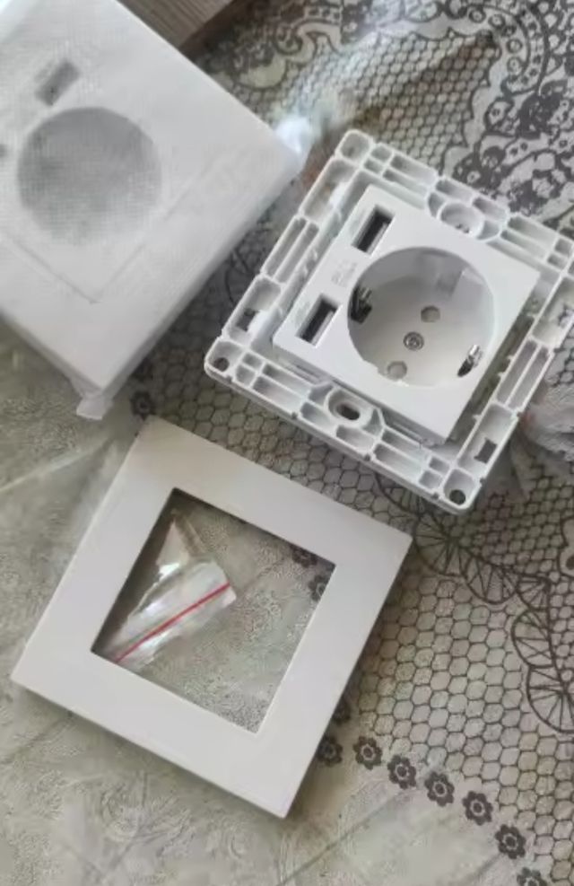 Enchufe empotrable con USB