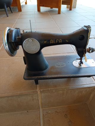 Máquina coser Alfa antigua