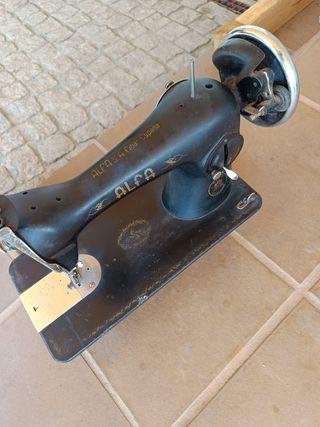Máquina coser Alfa antigua