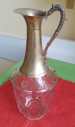 Brocca in vetro decorata e ottone