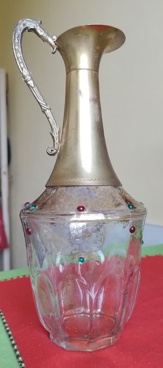 Brocca in vetro decorata e ottone