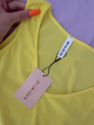 Vestido midi amarillo, con etiqueta.