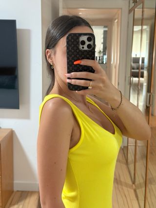 Vestido midi amarillo, con etiqueta.