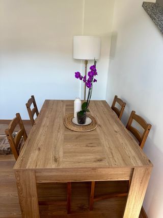 Mesa de comedor extensible y 4 sillas en roble 
