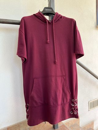 Vestito bordeaux con cappuccio Bershka