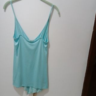 Top Coconuda, scollo a V e apertura a portafoglio.