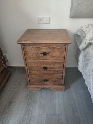 Mesita noche 3 cajones madera
Medidas 50x44x68