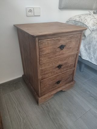 Mesita noche 3 cajones madera
Medidas 50x44x68