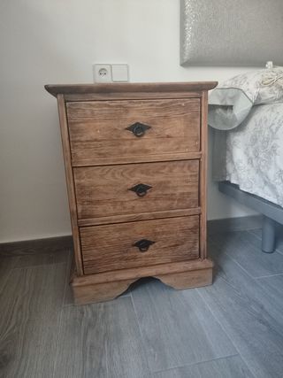 Mesita noche 3 cajones madera
Medidas 50x44x68