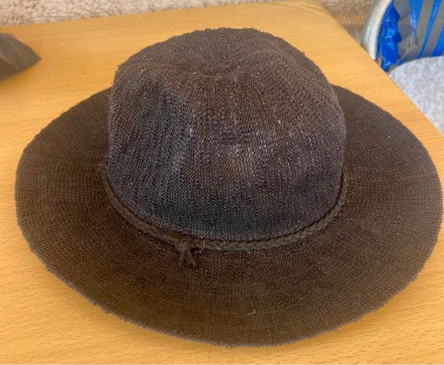 Cappello nero estivo