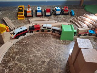 Tren de madera y vías