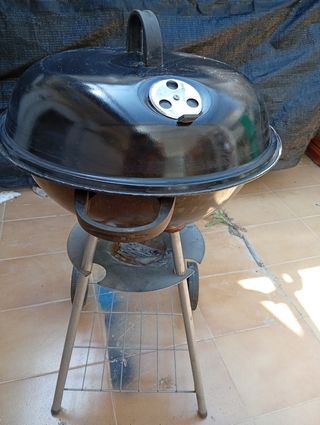 Barbacoa negra con ruedas  