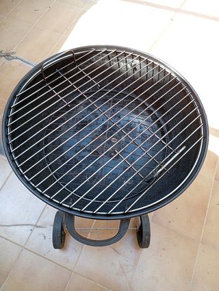 Barbacoa negra con ruedas  