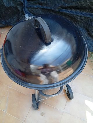Barbacoa negra con ruedas  