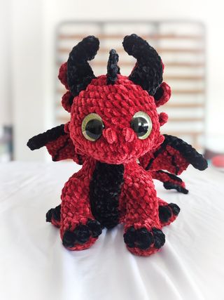 Dragão de crochê feito à mão