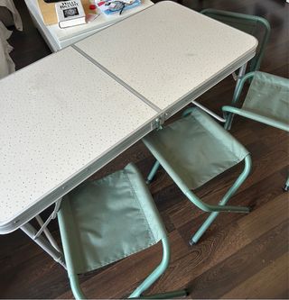 Mesa camping plegable blanca en maletin con sillas